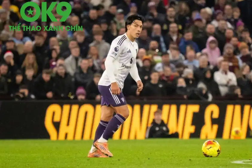 Lisandro Martinez đã có một trận đấu với vai trò tiền vệ phòng ngự khá ổn trước Aston VIlla. (Ảnh: Goal)